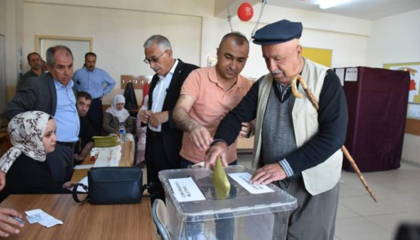 Otvorena birališta na izborima u Turskoj