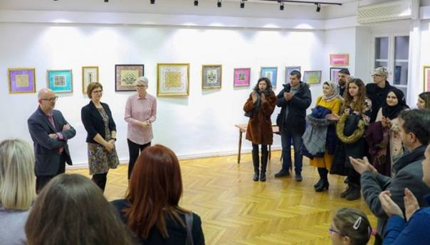 Otvorena humanitarna prodajna izložba polaznika radionice kaligrafije, iluminacije i ebru slikarstva