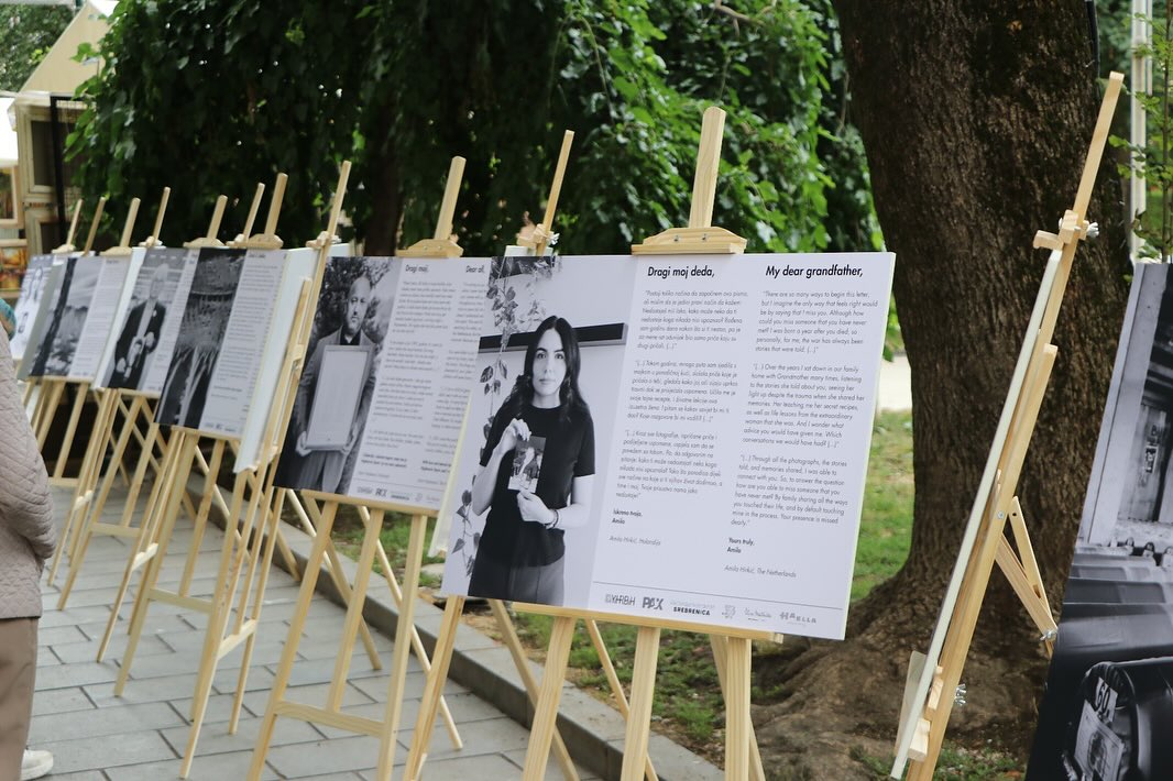 Otvorena izložba "Dragi moji – Srebrenička pisma" ispred Katedrale
