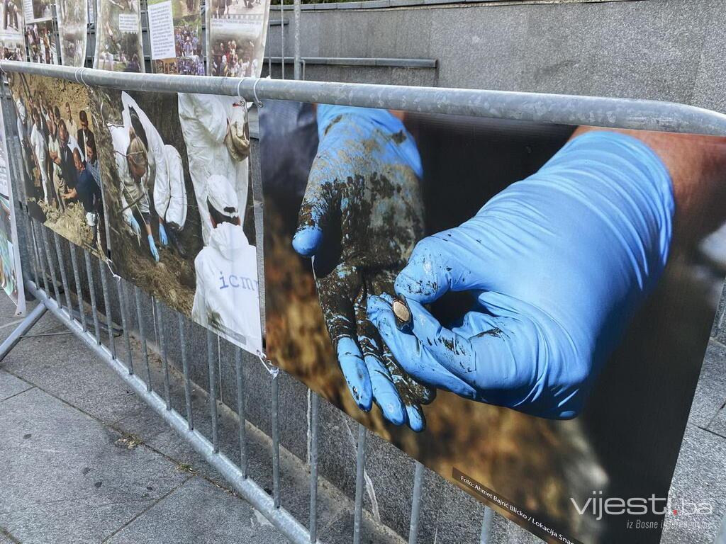 Otvorena izložba fotografija Ahmeta Bajrića Blicka: Dokaz genocida