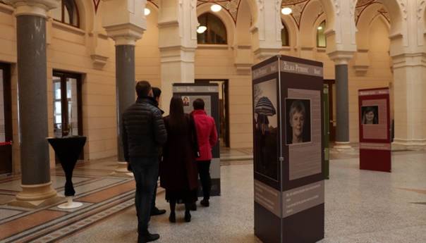 Otvorena izložba fotografija "Žive smo" o ženama koje su preživjele rat