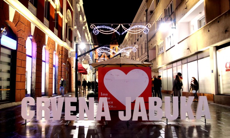Otvorena multimedijalna izložba 'Crvena jabuka: Za sve ove godine'