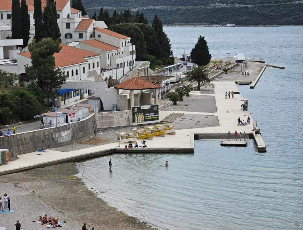 Otvorena sezona kupanja u Neumu, stigao veliki broj turista