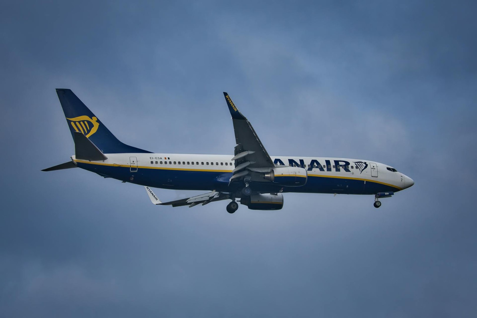 Otvoreno priznali: Ryanair plaća osoblju da "lovi" putnike sa prevelikim prtljagom
