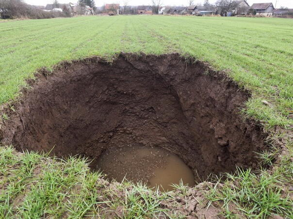 Otvorila se rupa na livadi u Karlovcu