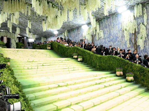 Ovakav crveni tepih se ne pamti: Met Gala 2026 u znaku vrtne estetike