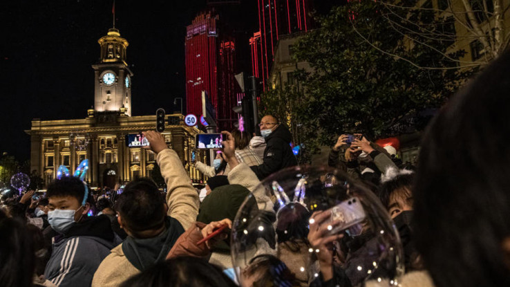 Ovako se slavi Nova godina u Wuhanu: Kinezi preplavili trgove