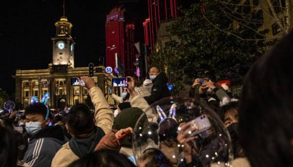 Ovako se slavi Nova godina u Wuhanu: Kinezi preplavili trgove
