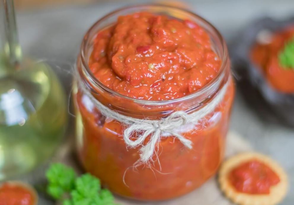Ovako se sprema ukusan domaći ajvar, a skoro da nema ulja