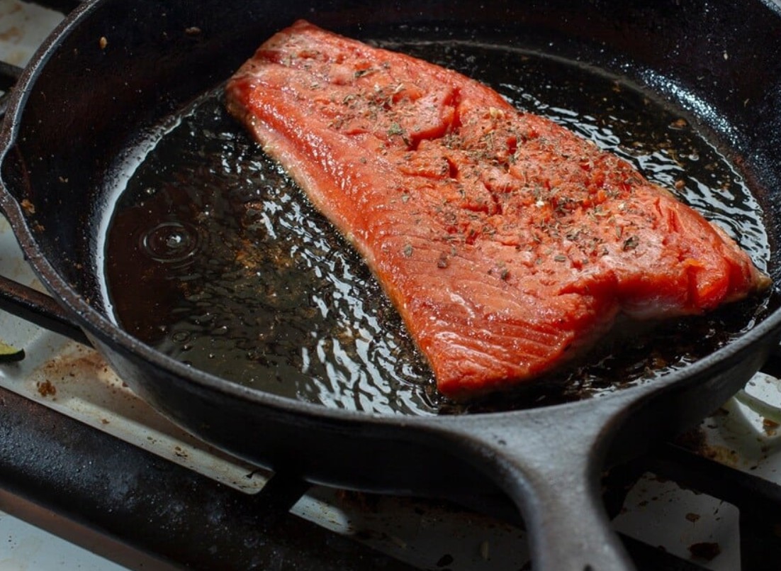 Ove četiri namirnice nikada ne pripremajte u tavi od lijevanog željeza