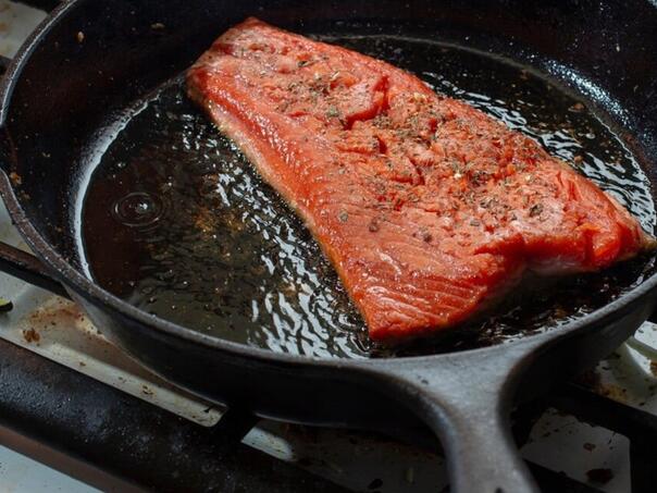 Ove četiri namirnice nikada ne pripremajte u tavi od lijevanog željeza