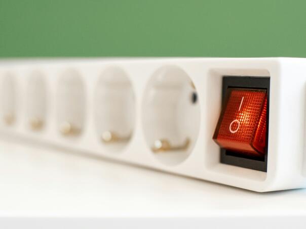 Ove kućne aparate nikada ne treba priključivati na produžni kabl