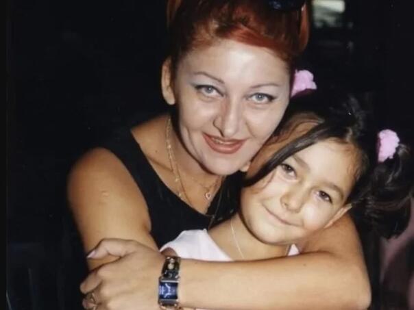 Ovo je Mevlida, majka Sanje Vučić: Nekada pjevačica, danas podrška kćerci