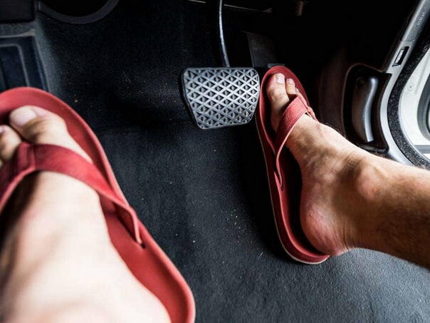 Ovo su kazne u evropskim državama ako vozite automobil u papučama