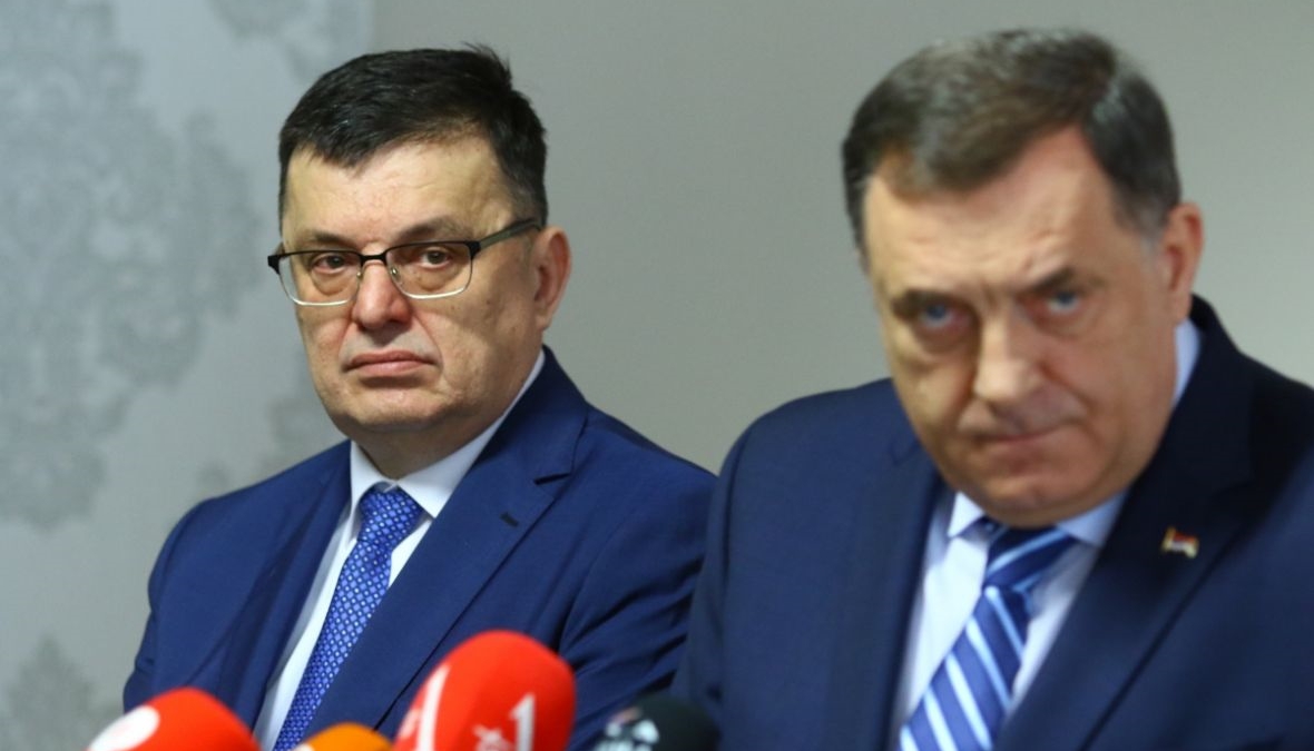 Ozbiljan debakl Dodika: Dok se Schmidt obraćao, Tegeltija kružio oko hotela