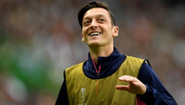 Ozil ismijava Artetu nakon današnjeg debakla Arsenala