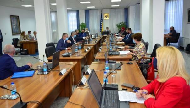 Pad poreznih prihoda u aprilu i maju