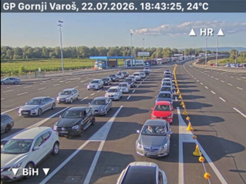 Pad sistema blokirao granicu: Gužve na Gradišci, saobraćaj uporen