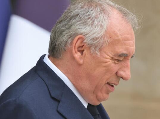 Pala Vlada Francuske, Bayrou podnosi ostavku