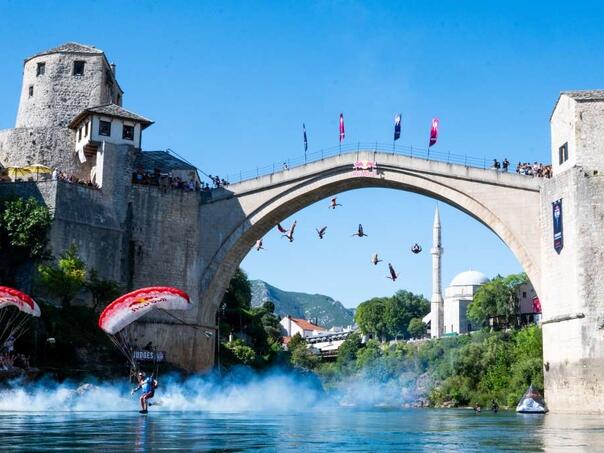 Padobranci proletjeli ispod Starog mosta, zvijezde Red Bull Cliff Divinga izvele masovni skok