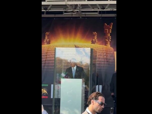 Pahlavi se obratio iz staklene kutije otporne na metke