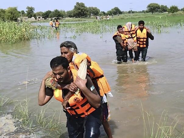 Pakistan evakuisao desetine hiljada ljudi nakon što je Indija pustila vodu iz brana