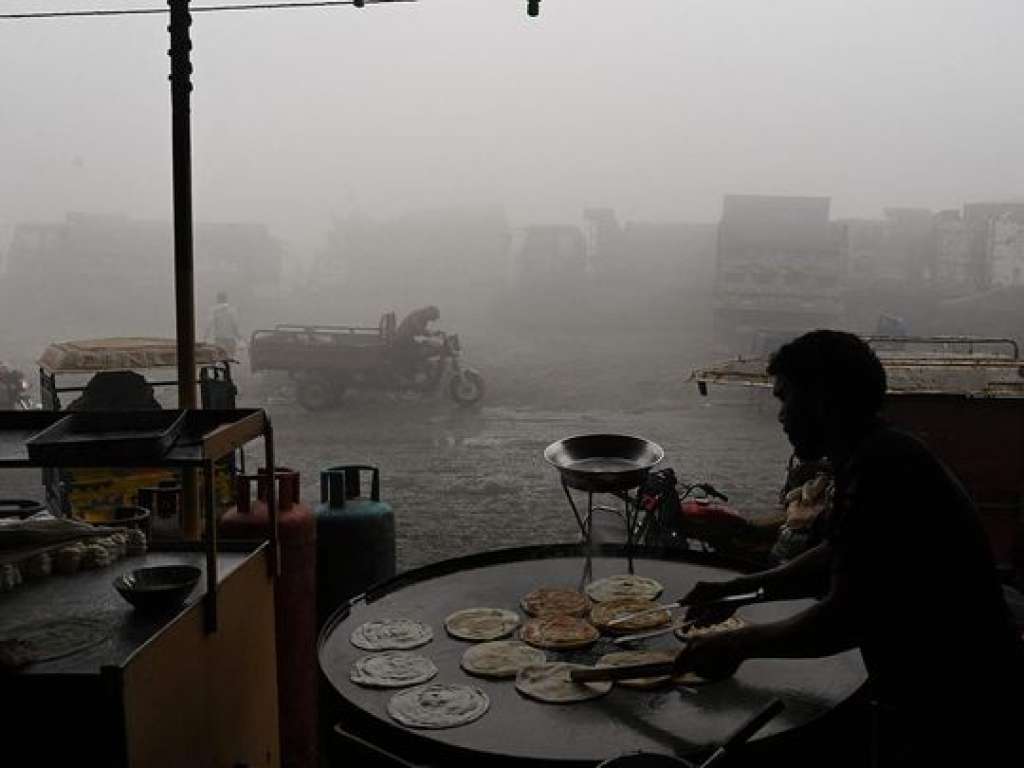 Pakistan ograničava aktivnosti na otvorenom kako bi suzbio bolesti povezane s onečišćenjem zraka   
