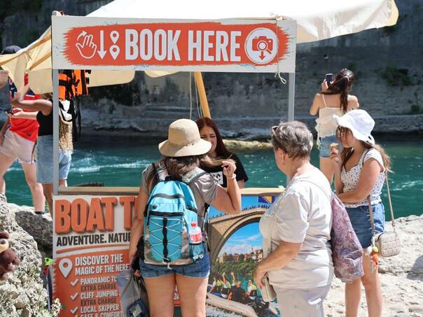 Paklene vrućine ih ne rastjeruju: Mostar i dalje prepun turista