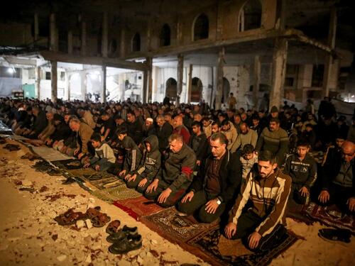 Palestinci klanjali prvu teraviju u uništenoj džamiji Al-Kanz