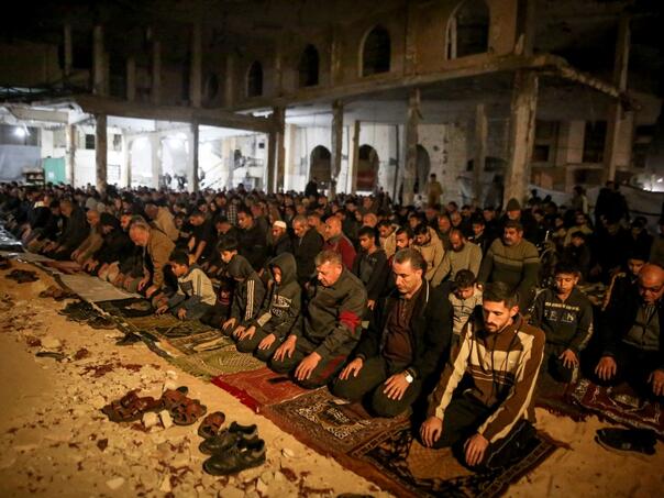 Palestinci klanjali prvu teraviju u uništenoj džamiji Al-Kanz