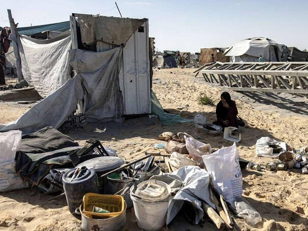 Palestinci se bore s kišom i hladnim vremenom u Khan Younisu