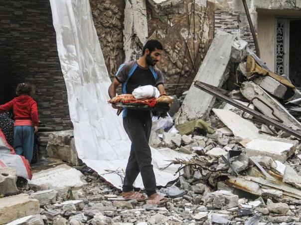 Mahmoud traži tijela supruge i petero djece pod ruševinama kuće