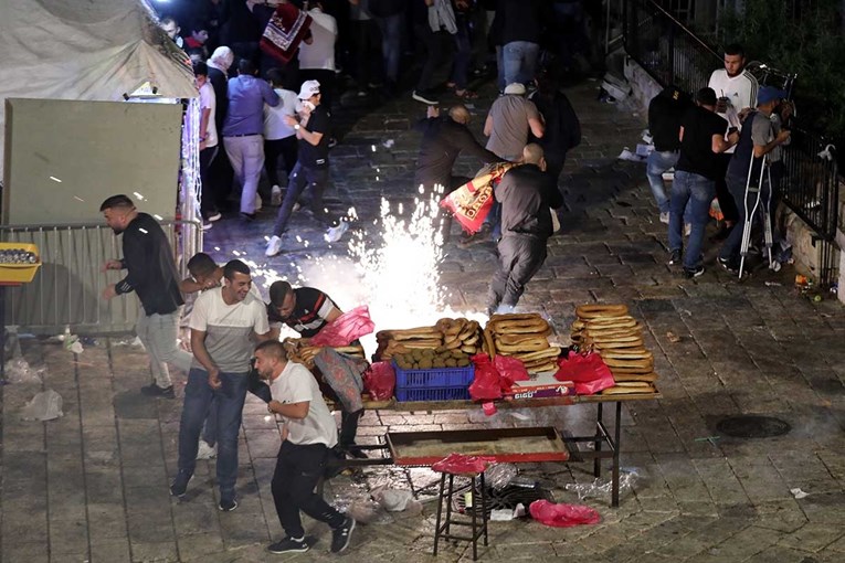 Palestinci uprkos napadima obilježili noć Lejletu-l- kadr 