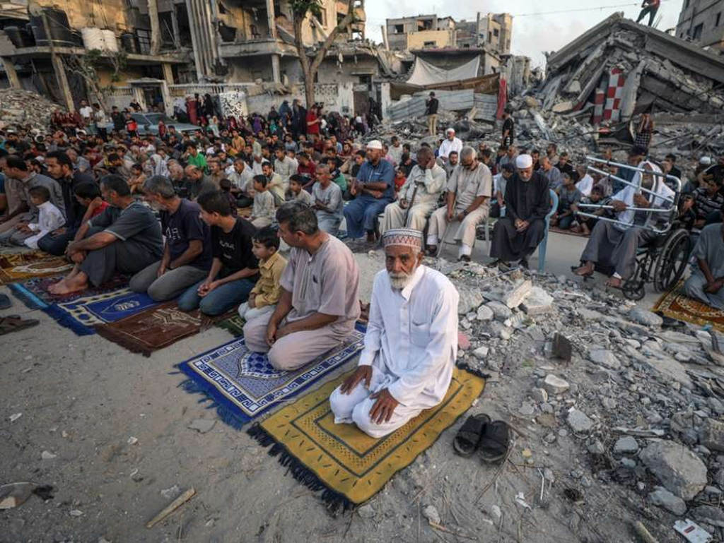 Palestinci za Bajram obilaze mezarja, upućuju molitve za svoje najmilije