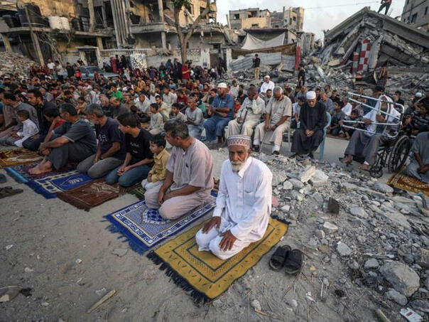 Palestinci za Bajram obilaze mezarja, upućuju molitve za svoje najmilije