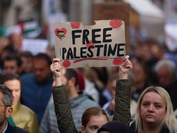 Palestinske pristalice ispred ambasade Izraela u Stockholmu: 'Genocidni Izrael'