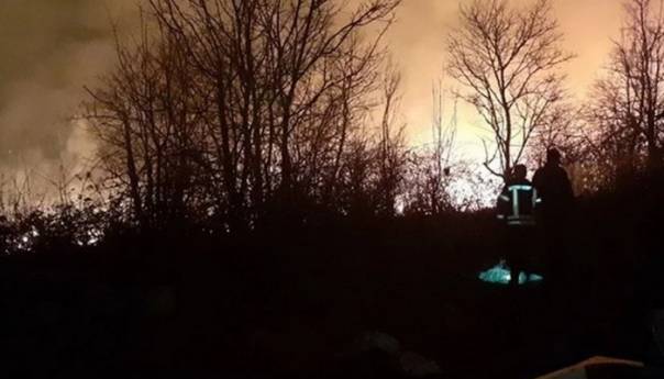 Palio nisko rastinje kod Banje Luke pa komšiji zapalio vikendicu