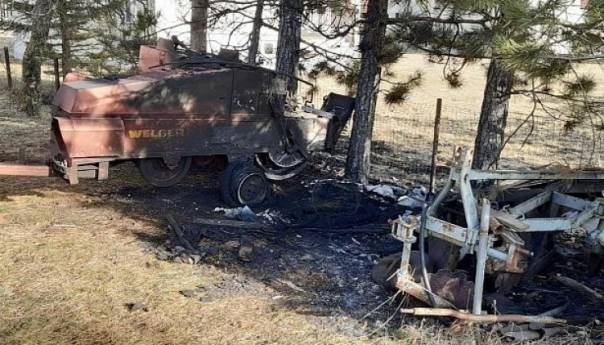 Palio travu pa zapalio poljoprivrednu mehanizaciju