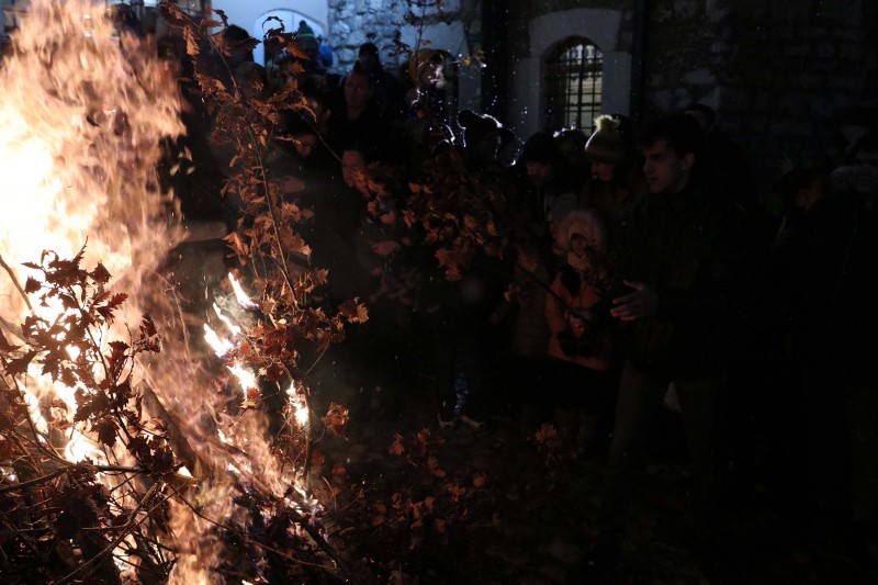 Paljenjem badnjaka počelo praznovanje Božića
