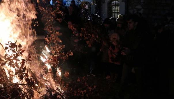 Paljenjem badnjaka počelo praznovanje Božića
