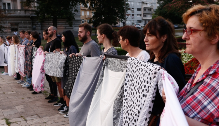 Paljenjem svijeća i instalacijom "Majčina marama" odata počast žrtvama genocida u Srebrenici