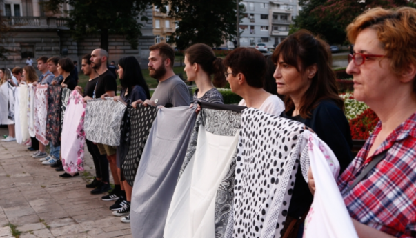 Paljenjem svijeća i instalacijom "Majčina marama" odata počast žrtvama genocida u Srebrenici