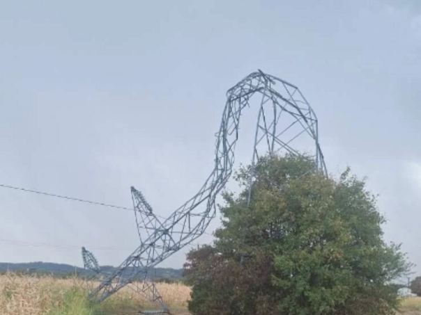 Palo nekoliko dalekovoda od Kozarske Dubice do Banjaluke