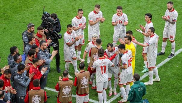 Pandev završio karijeru: Makedonci napravili špalir, Nizozemci mu uručili poklon