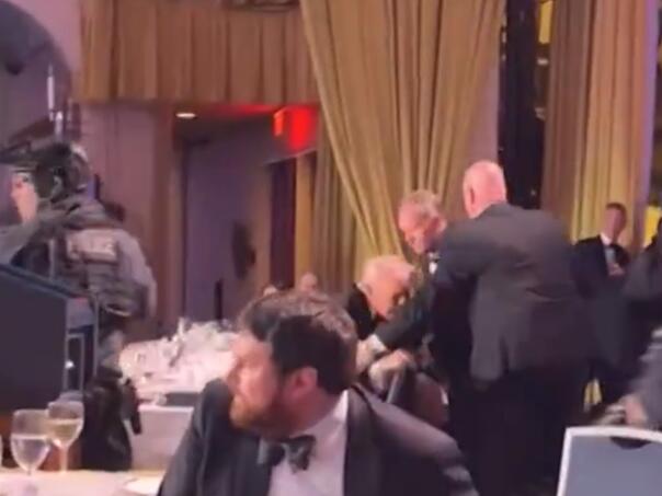 Panika i evakuacija nakon pucnjave: Trump pao, pa bježao...