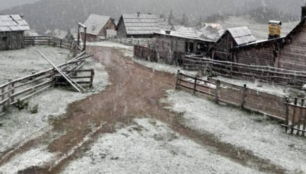 Pao snijeg na Prokoškom jezeru