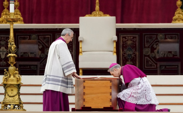 Papa Benedikt XVI pokopan u bazilici svetog Petra