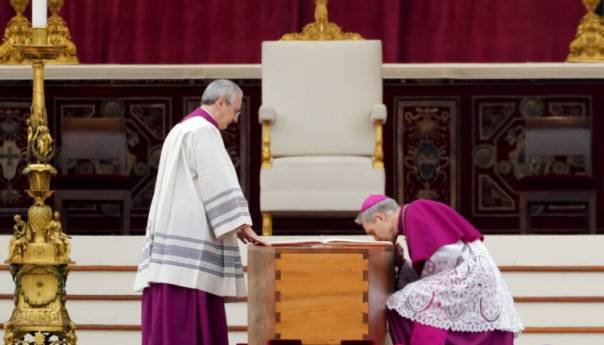 Papa Benedikt XVI pokopan u bazilici svetog Petra