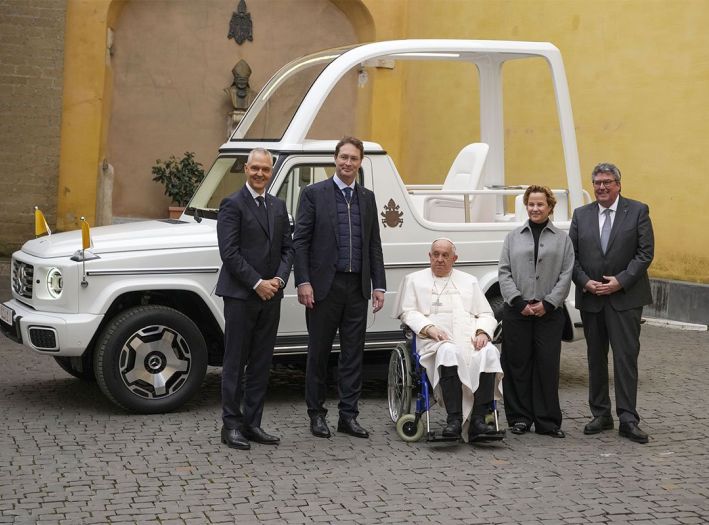 Papa Franjo dobio novi papamobil