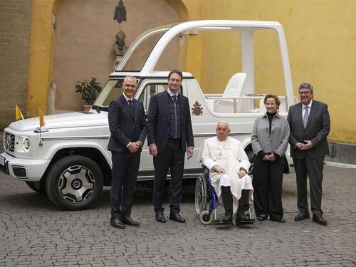Papa Franjo dobio novi papamobil